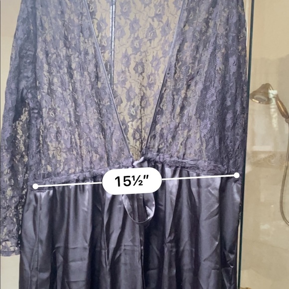 Black Robe - Picture 4 of 9